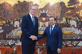 El viceministro vietnamita de Finanzas Le Tan Can y el director ejecutivo de la Agencia de Financiamiento de Exportaciones de Reino Unido (UKEF), Tim Reid. (Foto: periodico Thuonghieucongluan)