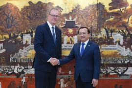 El viceministro vietnamita de Finanzas Le Tan Can y el director ejecutivo de la Agencia de Financiamiento de Exportaciones de Reino Unido (UKEF), Tim Reid. (Foto: periodico Thuonghieucongluan)