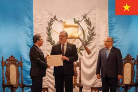 El embajador de Vietnam en México, concurrente en Guatemala, Nguyen Van Hai, presenta las Cartas Credenciales al presidente guatemalteco, Bernardo Arévalo (Foto: VNA)