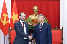 El secretario general del Partido Comunista de Vietnam, To Lam, recibie al embajador del Reino Unido en el país, Iain Frew. (Foto: VNA)