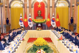 El secretario general del Partido Comunista y presidente de Vietnam, To Lam, y el presidente de Corea del Sur, Lee Jae Myung, en la conversación oficial en Hanoi. (Foto: VNA)