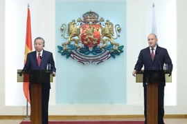 El secretario general del Partido Comunista de Vietnam, To Lam, y el presidente de Bulgaria, Rumen Radev, durante una rueda de prensa realizada tras sus conversaciones en Sofía. (Foto: VNA)