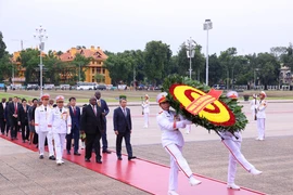 El presidente de Sudáfrica, Matamela Cyril Ramaphosa, y su delegación rinden homenaje al Presidente Ho Chi Minh en su Mausoleo en Hanoi. (Foto: VNA)
