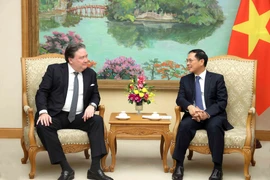 El viceprimer ministro de Vietnam Bui Thanh Son y el embajador de Estados Unidos en Hanoi, Marc E. Knapper. (Foto: VNA)
