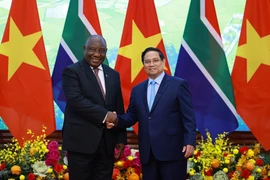 El primer ministro de Vietnam, Pham Minh Chinh, y el presidente de Sudáfrica, Matamela Cyril Ramaphosa. (Foto: VNA)