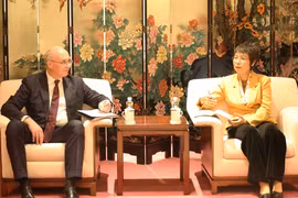 La directora general de la Agencia Vietnamita de Noticias, Vu Viet Trang, y su homólogo de la Agencia rusa de Noticias TASS, Andrey Kondrashov, intercambian sobre la cooperación bilateral. (Foto: VNA)