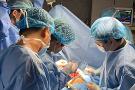 Médicos del Hospital Militar 175 realizan con éxito la primera cirugía a corazón abierto en el dispensario de Truong Sa, lejos de tierra firme. (Foto: Vnexpress)