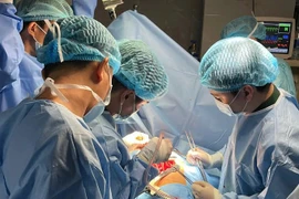 Médicos del Hospital Militar 175 realizan con éxito la primera cirugía a corazón abierto en el dispensario de Truong Sa, lejos de tierra firme. (Foto: Vnexpress)
