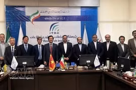 El embajador de Vietnam en Irán, Nguyen Luong Ngoc, y representantes del Instituto de Investigación de Tecnologías de la Información y las Comunicaciones (ITRC). (Foto: VNA)