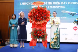 La vicepresidenta del Comité Popular de la ciudad de Da Nang, Nguyen Thi Anh Thi, entrega flores de felicitación a los representantes participantes en el programa Hospital Volador Orbis 2026 en Da Nang. (Foto: VNA)