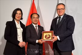 El viceministro del Interior de Vietnam Vu Chien Thang entrega obsequios para el primer ministro del estado de Turingia, Mario Voigt. (Foto: VNA)