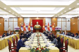 El secretario general del Partido Comunista de Vietnam, To Lam, recibe al presidente de la Asamblea Nacional de Corea del Sur, Woo Won Shik. (Foto: VNA)