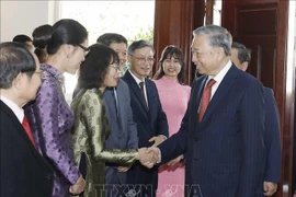 El secretario general del Partido Comunista de Vietnam, To Lam se reúne con comunidad vietnamita en Laos y destaca su papel en la unidad nacional. (Foto: VNA)