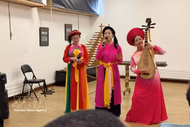 Interpretación de la canción “Trong Com” (Tambor cilíndrico tradicional vietnamita) con letras adaptadas al francés para facilitar el acercamiento y la comprensión de los espectadores locales. (Foto: VNA)