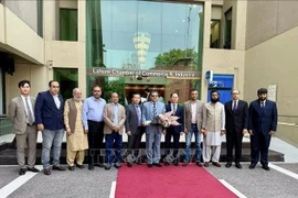 El embajador de Vietnam en Pakistán, Pham Anh Tuan, con dirigentes de la Cámara de Comercio e Industria de Lahore. (Foto: VNA)
