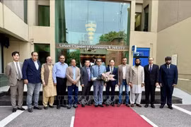 El embajador de Vietnam en Pakistán, Pham Anh Tuan, con dirigentes de la Cámara de Comercio e Industria de Lahore. (Foto: VNA)