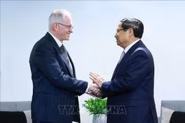 El primer ministro de Vietnam, Pham Minh Chinh, y Neil Pollock, vicepresidente de la Cámara de Comercio e Industria de Sudáfrica. (Foto: VNA)