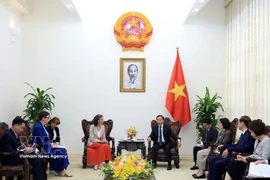 El viceprimer ministro vietnamita, Tran Hong Ha, recibe a la representante residente del Programa de las Naciones Unidas para el Desarrollo (PNUD) en Vietnam, Ramla Khalidi, y la representante de la Organización Mundial de la Salud (OMS) en el país, Angela Pratt. (Foto: VNA)