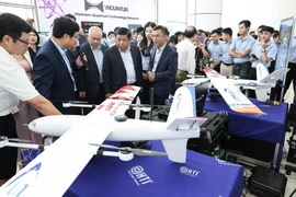 El Viceprimer Ministro Nguyen Chi Dung visita el stand de exhibición del Horus P02, un dispositivo aéreo de observación de largo alcance, en el Parque de Alta Tecnología de Hoa Lac (Hanoi). Foto: VNA