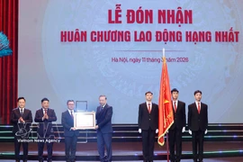 El secretario general del Partido Comunista de Vietnam, To Lam, entrega la Orden del Trabajo de Primera Clase al periódico Nhan Dan. (Foto: VNA)