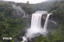 Desafían una peligrosa ruta de montaña para descubrir la majestuosa cascada K50