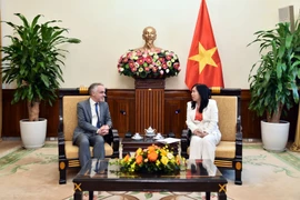 La viceministra de Relaciones Exteriores de Vietnam, Le Thi Thu Hang, recibe a Benoit Guidée, director general del Departamento Asia-Australia del Ministerio de Asuntos Exteriores de Francia. (Foto: VNA)