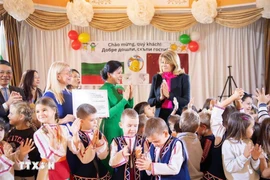 Ngo Phuong Ly, esposa del secretario general del Partido Comunista de Vietnam, To Lam, visita el jardín de infancia Zvanche número 2 en la capital de Bulgaria, Sofía. (Foto: VNA)