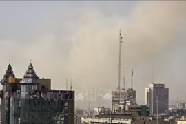 Humo se eleva desde una zona residencial tras una gran explosión en la capital, Teherán, Irán, el 28 de febrero de 2026. Foto: Anadolu Agency/VNA