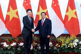 El primer ministro de Vietnam, Pham Minh Chinh, y su homólogo singapurense, Lawrence Wong. (Foto: VNA)