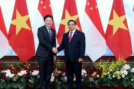 El primer ministro de Vietnam, Pham Minh Chinh, y su homólogo singapurense, Lawrence Wong. (Foto: VNA)
