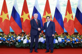 El primer ministro de Vietnam, Pham Minh Chinh, recibie al presidente de la Duma Estatal de Rusia, Vyacheslav Volodin. (Foto: VNA)