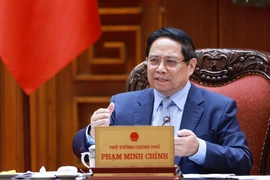 El primer ministro de Vietnam, Pham Minh Chinh, preside una reunión para revisar el progreso y acelerar la implementación del proyecto ferroviario clave Lao Cai - Hanoi - Hai Phong, que conectará con la red china. (Foto: VNA)