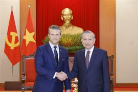 El secretario general del Partido Comunista de Vietnam, To Lam, y el secretario de Guerra de Estados Unidos, Pete Hegseth. (Fuente: VNA)