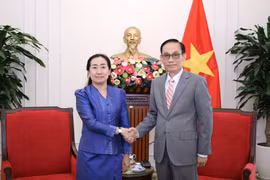 El ministro de Relaciones Exteriores de Vietnam, Le Hoai Trung, recibe a Touch Sopharath, recién nombrada embajadora de Phnom Penh en Hanoi. (Foto: Cancillería)