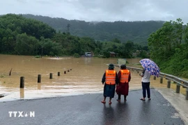 La provincia centrovietnamita de Quang Tri moviliza equipos para desbloquear carreteras tras inundaciones. (Foto: VNA)