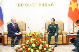 El jefe del Estado Mayor del Ejército Popular de Vietnam y viceministro de Defensa Nacional, general Nguyen Tan Cuong, recibe al ministro de Defensa Civil, Emergencias y Socorro en Desastres de Rusia, Aleksandr Kurenkov. (Foto: VNA)