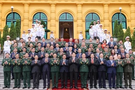 El presidente de Vietnam, Luong Cuong, anuncia el ascenso de tres altos oficiales militares a los rangos de General y Coronel General. (Foto: VNA)