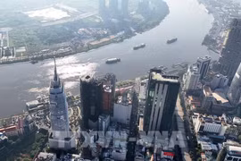 Edificios financieros en el centro de Ciudad Ho Chi Minh, a orillas del río Saigón. (Foto: VNA)
