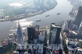 Edificios financieros en el centro de Ciudad Ho Chi Minh, a orillas del río Saigón. (Foto: VNA)