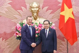 El presidente de la Asamblea Nacional de Vietnam, Tran Thanh Man, y primer vicepresidente del Consejo de la Federación de Rusia, A.V. Yatskin. (Foto: VNA)