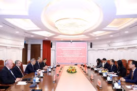 El presidente del Tribunal Popular Supremo de Vietnam, Nguyen Van Quang, mantiene conversaciones con una delegación del Tribunal Supremo de Azerbaiyán, encabezada por su presidente y titular del Consejo Judicial-Legal, Inam Imdad Karimov. (Foto: VNA)