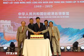 El Consulado General de China en Da Nang organiza una ceremonia para conmemorar el 76.º aniversario del Día Nacional del gigante asiático, con la presencia de representantes de Ministerios y sectores, líderes de las provincias del centro de Vietnam y empresas chinas en esta urbe. (Foto: VNA)