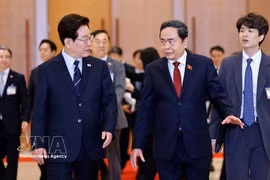 El presidente de la Asamblea Nacional (AN, Parlamento), Tran Thanh Man, recibe al presidente de Corea del Sur, Lee Jae Myung. (Foto: VNA)
