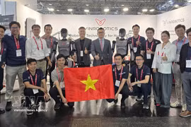 El embajador de Vietnam en Austria, Vu Le Thai Hoang, visita el área de exhibición de las empresas vietnamitas para reunirse y alentar a los equipos técnicos. (Foto: VNA)