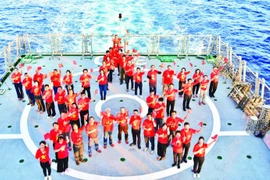 Delegación de vietnamitas en ultramar visita la Plataforma DK1 en Truong Sa. (Foto: VNA)