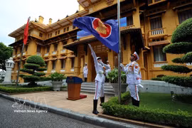 Ceremonia de izado de banderas con motivo del 31.º aniversario de la adhesión de Vietnam a la ASEAN y del 59.º aniversario de la fundación de la Asociación de Naciones del Sudeste Asiático, celebrada el 31 de julio de 2026 en Hanoi. (Foto: VNA)