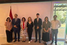 La cónsul honoraria de Vietnam en Paraguay, María Del Carmen Pérez (en el medio de la foto), con la embajadora vietnamita Ngo Minh Nguyet y el ministro de la Secretaría de Políticas Lingüísticas, Javier Viveros, en el 30 aniversario del establecimiento de relaciones diplomáticas bilaterales. Foto: VNA