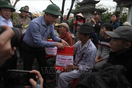 El viceprimer ministro Le Thanh Long con las victimas de inundaciones. (Foto: VNA)