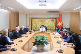 El viceprimer ministro Nguyen Chi Dung y la Asociación de Amistad Alemania-Vietnam acuerdan impulsar intercambios pueblo a pueblo y cooperación en tecnología y energía verde. (Foto: VNA)
