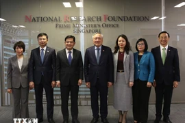 El viceprimer ministro vietnamita, Nguyen Hoa Binh, y el exviceprimer ministro y extitular de Finanzas de Singapur, Tharman Shanmugaratnam (Foto: VNA)